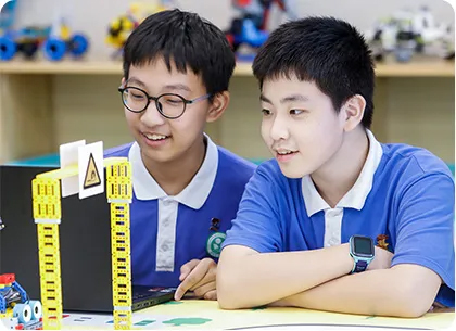 <span style="font-family:HarmonyOSSansCNBold;font-size:24px;">全国学生信息素养提升</span><span style="font-family:HarmonyOSSansCNBold;font-size:24px;">实践活动</span><br />
<span style="font-family:HarmonyOSSansCNLight;font-size:18px;"></span><span style="font-family:HarmonyOSSansCNLight;font-size:18px;">优必选为人工智能项目</span><span style="font-family:HarmonyOSSansCNLight;font-size:18px;">“唯一”指定服务</span><span style="font-family:HarmonyOSSansCNLight;font-size:18px;">商</span><br />
<span style="font-family:HarmonyOSSansCNLight;font-size:14px;"></span><span style="font-family:HarmonyOSSansCNLight;font-size:14px;"></span><br />
<span style="font-family:HarmonyOSSansCNLight;font-size:16px;">优必选科技与教育部所属中央电化教育馆正式签约合作，成为"全国学生信息素养提升实践活动一人工智能项目”唯一指定技术服务商。双方将基于新时代发展要求及国家教育方针指导，面向全国中小学，全面普及人工智能基础教育。</span>